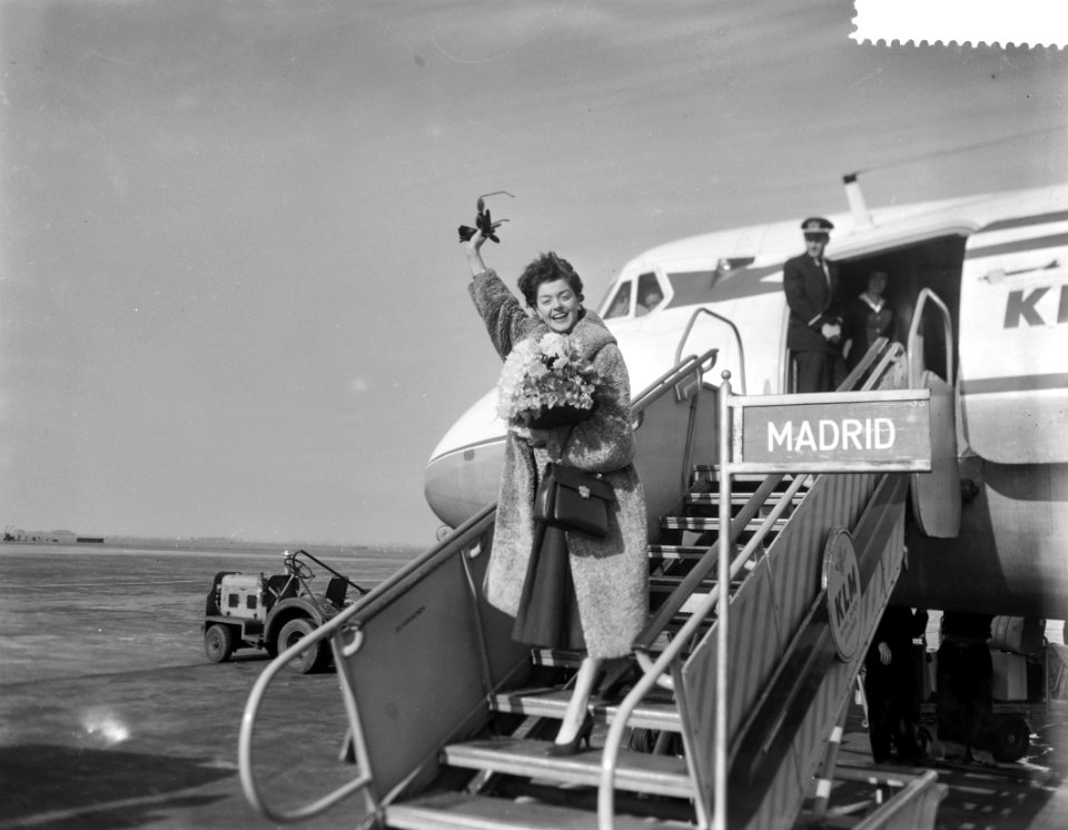 Vertrek van Teddy Scholten van Schiphol naar Cannes om deel te nemen aan Eurovis, Bestanddeelnr 910-2013