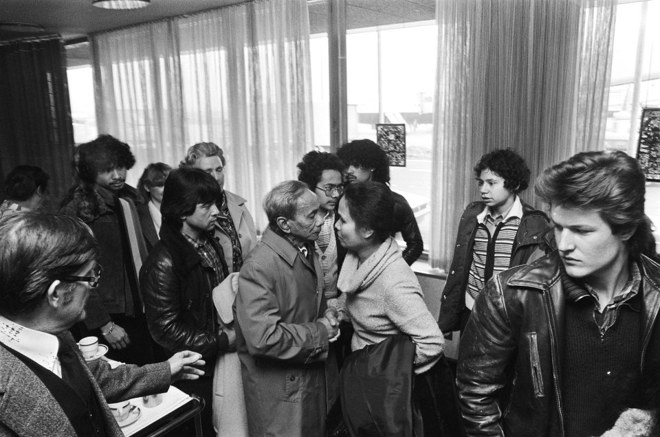 Vertrek van Schiphol van delegatie van vijf Zuid Molukkers voor orientatiereis n, Bestanddeelnr 929-5585