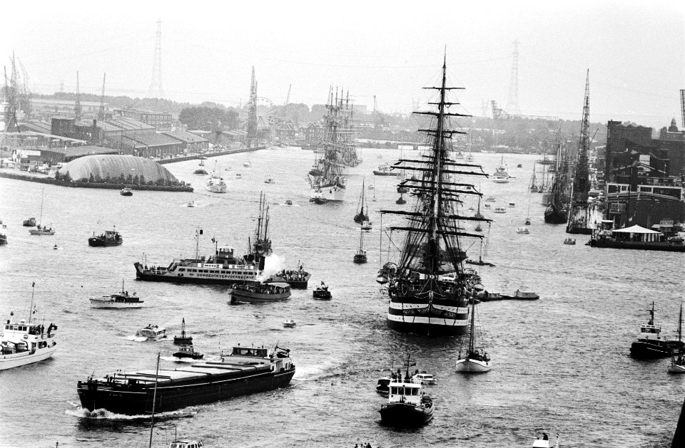 Vertrek van tall-ships enkele tall-ships verlaten in linie de Javakade (links bo, Bestanddeelnr 930-9586