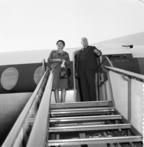 Vertrek van Sir en Lady Mason op Schiphol, Lady en Sir Mason op de vliegtuigtrap, Bestanddeelnr 911-6581