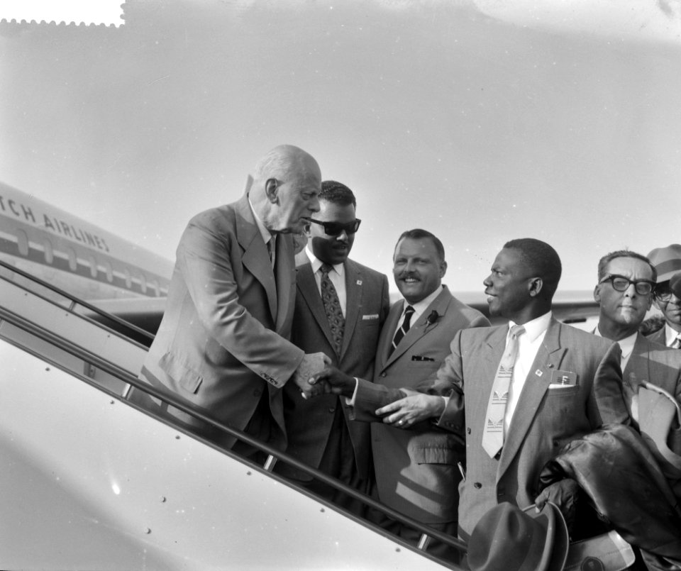 Vertrek van Schiphol van de delegaties van Suriname en Nederlandse Antillen, v.l, Bestanddeelnr 911-3133