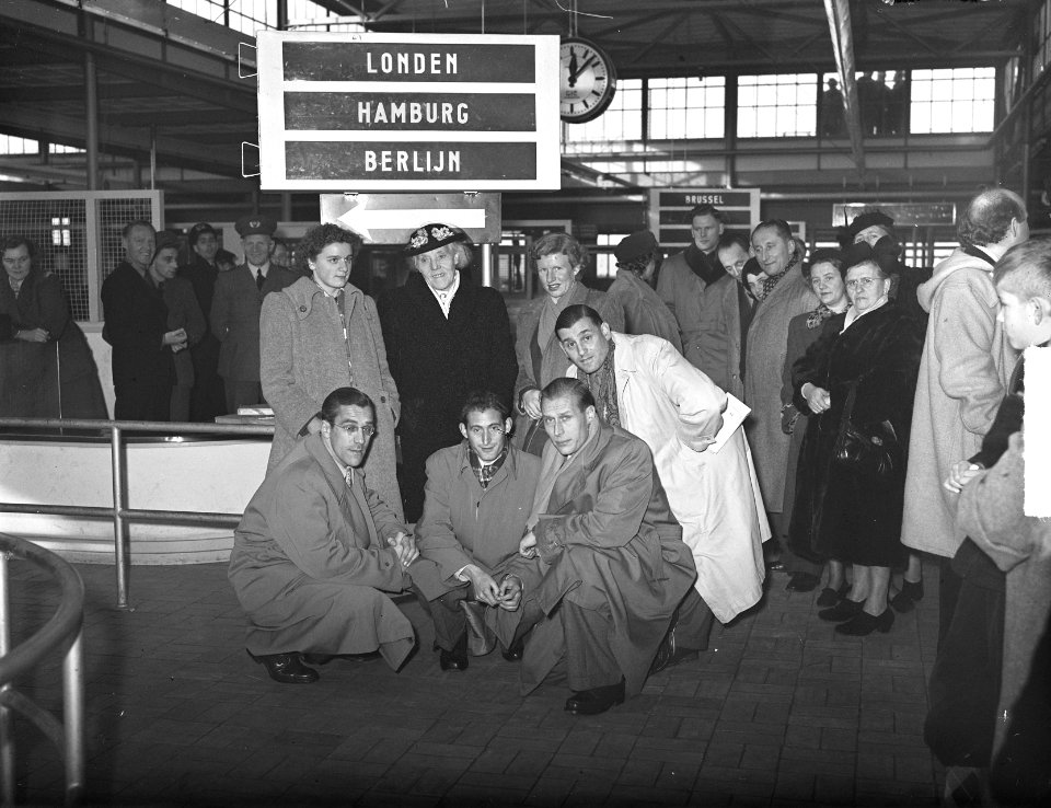 Vertrek van Irma Schuhmacher, Ria van der Horst, Arie van Vliet en Wim Slijkhuis, Bestanddeelnr 904-3362