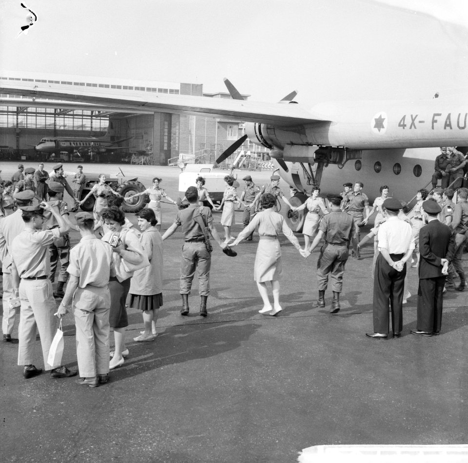 Vertrek van de Israelische vierdaagse lopers, de Israeliers aan het dansen, Bestanddeelnr 911-4760
