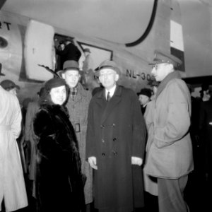 Vertrek van een Nederlandse delegatie met de Skymaster (DC-4, 313) van de Nederl, Bestanddeelnr 255-9411