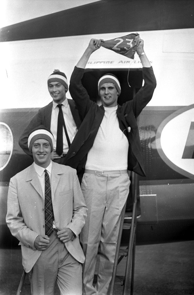Vertrek van de Nederlandse Himalaya expeditie van Schiphol. Boven links Charles , Bestanddeelnr 916-8165