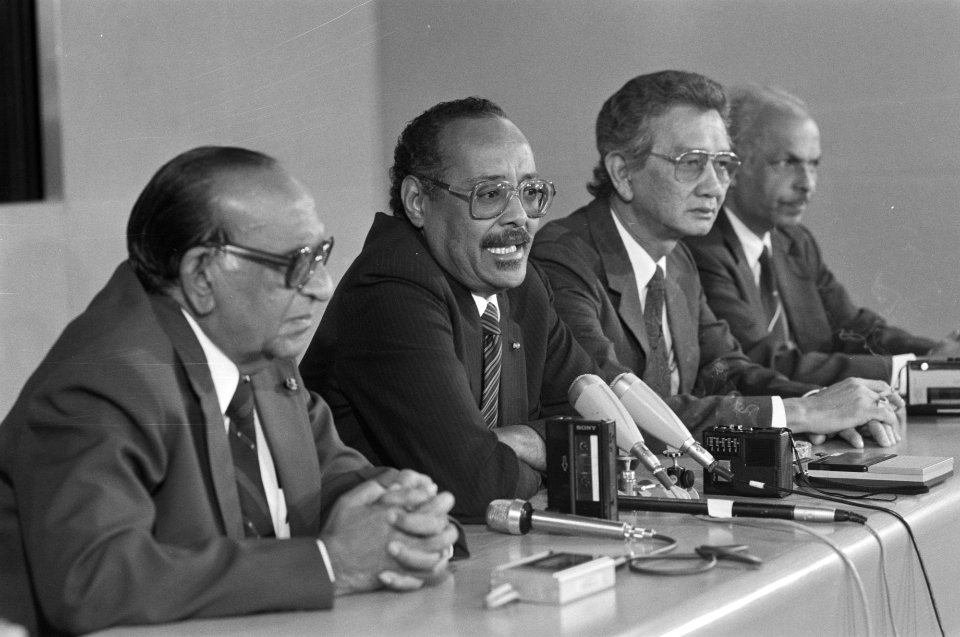 Vertrek van Schiphol van Surinaamse regeringsdelegatie tijdens persconferentie , Bestanddeelnr 934-3691