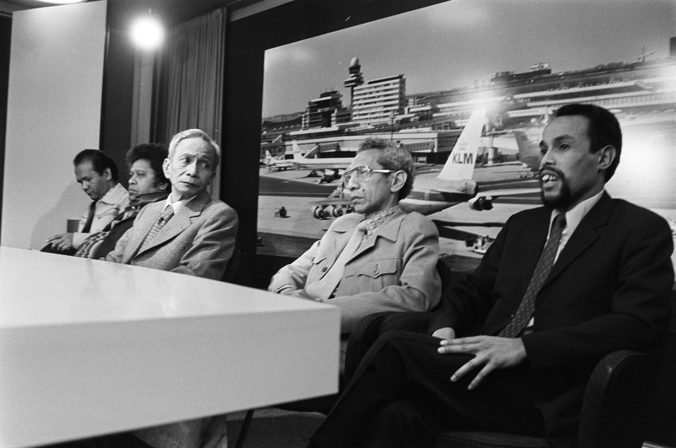 Vertrek van Schiphol van delegatie van vijf Zuid Molukkers voor orientatiereis n, Bestanddeelnr 929-5582