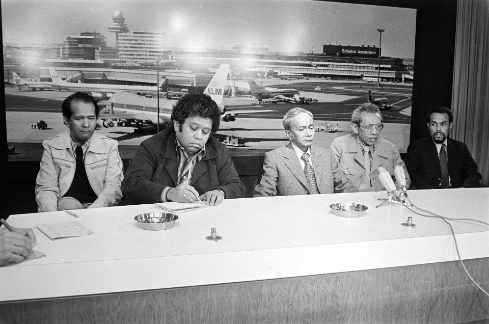 Vertrek van Schiphol van delegatie van vijf Zuid Molukkers voor orientatiereis n, Bestanddeelnr 929-5578
