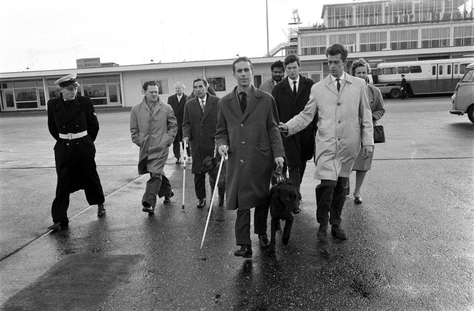 Vertrek van Schiphol van de eerste blindengeleidehond naar Spanje, Bestanddeelnr 911-8226