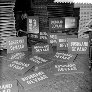 Vervaardigen van borden met opschrift Bosbrandgevaar, Bestanddeelnr 910-5583