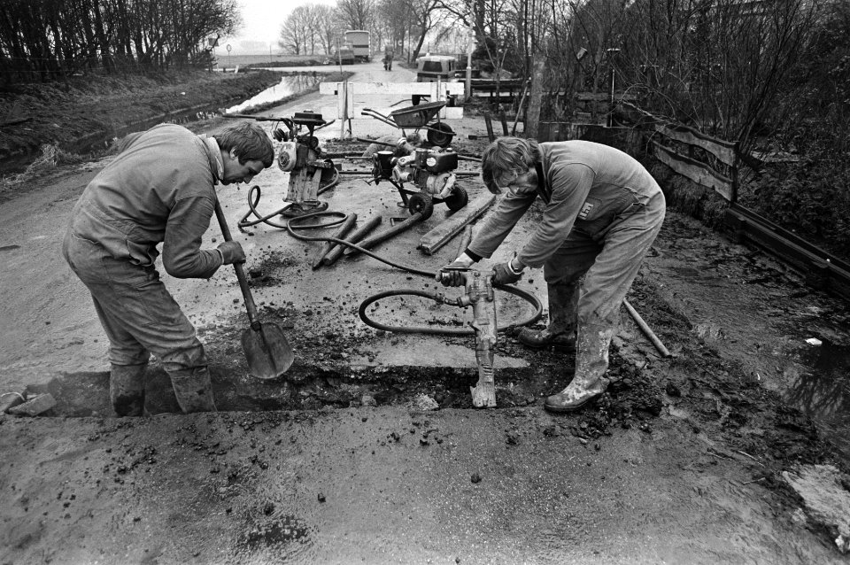 Vervanging van PVC-waterleidingbuizen door koperen buizen na het aantreffen van gif in het drinkwater in Broek in Waterland, Bestanddeelnr 931-2888