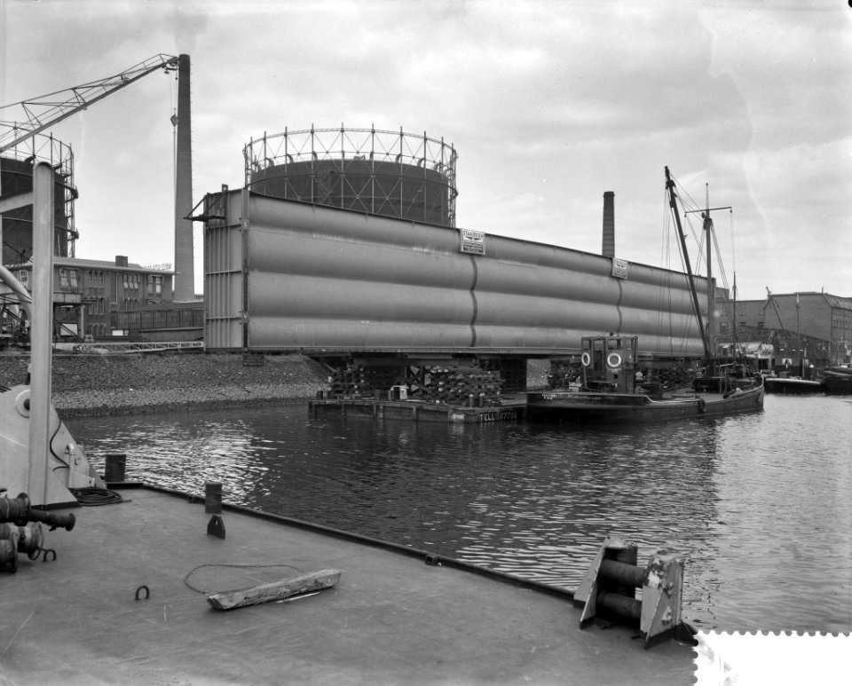 Vervoer vanuit de Keilehaven te Rotterdam van een stalen schuif voor de afsluiti, Bestanddeelnr 910-6299