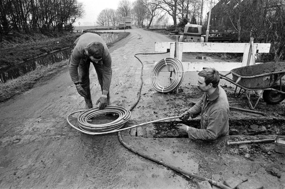 Vervanging van PVC-waterleidingbuizen door koperen buizen na het aantreffen van gif in het drinkwater in Broek in Waterland, Bestanddeelnr 931-2890