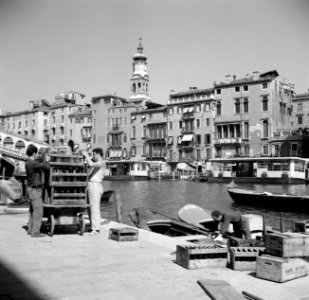 Vervoer van kratten per gondel in Venetië, Bestanddeelnr 254-2055