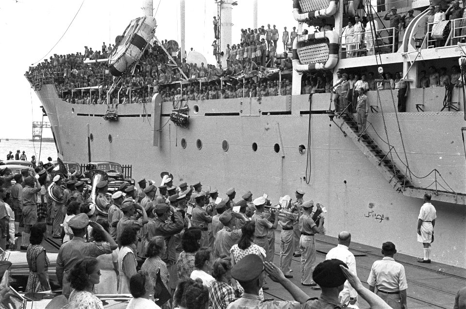Vertrek van een troepentransportschip uit Tandjong Priok. Stafmuziek KNIL speelt, Bestanddeelnr 6750