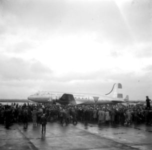 Vertrek van een Nederlandse delegatie met de Skymaster (DC-4, 313) van de Nederl, Bestanddeelnr 255-9406