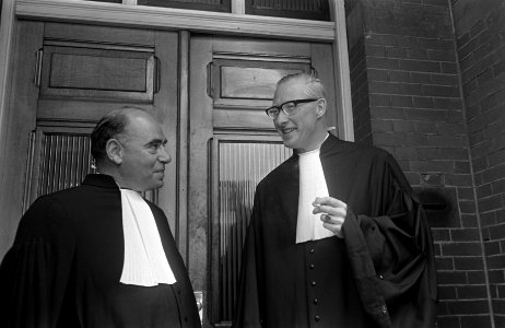 Vervoerders contra de Staat voor de zitting. Links mr. R. J. Polak (vervoerders), Bestanddeelnr 921-3291