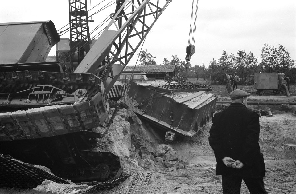 Vervoer Romeins graf in Esch Gekantelde kraan, Bestanddeelnr 912-5247