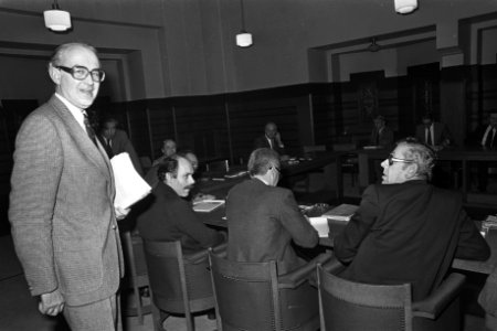 Vervoersbonden onderhandelen over CAO in Rotterdam heer Pieters (l) (voorz. Sche, Bestanddeelnr 929-0417