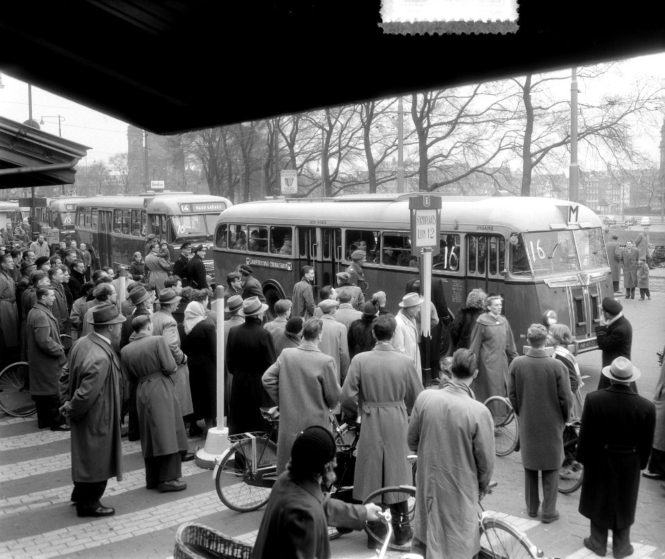 Vervoer CS naar stadion autobussen met soldaten aan het stuur, Bestanddeelnr 907-0522