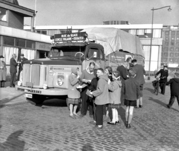 Vervoer van drie ton ijs van de Poolcirkel naar de evenaar, een der chauffeurs d, Bestanddeelnr 910-1812