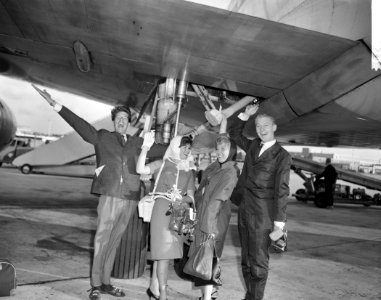 Vertrokken naar Nieuw-Guinea, v.l.n.r. Rudi Carrell, Philippine Aeckerlin, Marij, Bestanddeelnr 914-2162