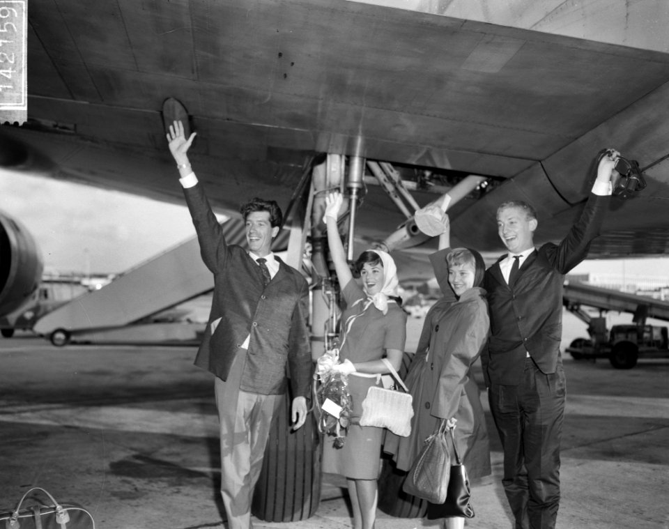 Vertrokken naar Nieuw-Guinea, v.l.n.r. Rudi Carrell, Philippine Aeckerlin, Marij, Bestanddeelnr 914-2159