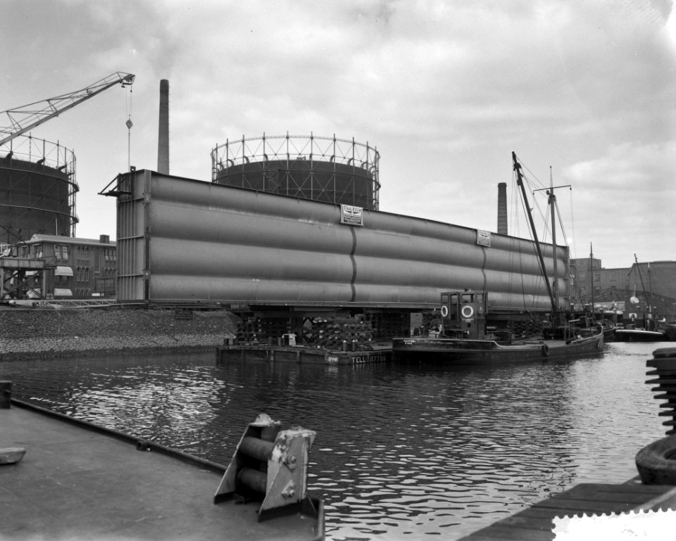 Vervoer vanuit de Keilehaven te Rotterdam van een stalen schuif voor de afsluiti, Bestanddeelnr 910-6300