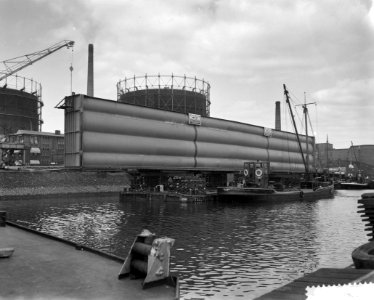 Vervoer vanuit de Keilehaven te Rotterdam van een stalen schuif voor de afsluiti, Bestanddeelnr 910-6300