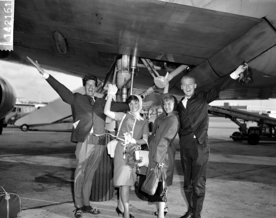 Vertrokken naar Nieuw-Guinea, v.l.n.r. Rudi Carrell, Philippine Aeckerlin, Marij, Bestanddeelnr 914-2161