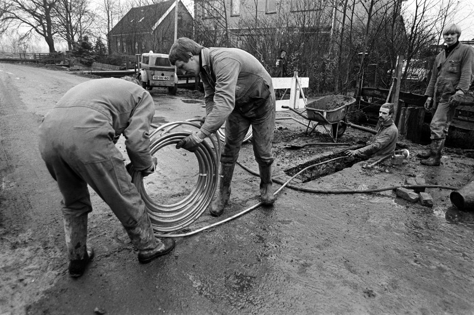 Vervanging van PVC-waterleidingbuizen door koperen buizen na het aantreffen van gif in het drinkwater in Broek in Waterland, Bestanddeelnr 931-2889