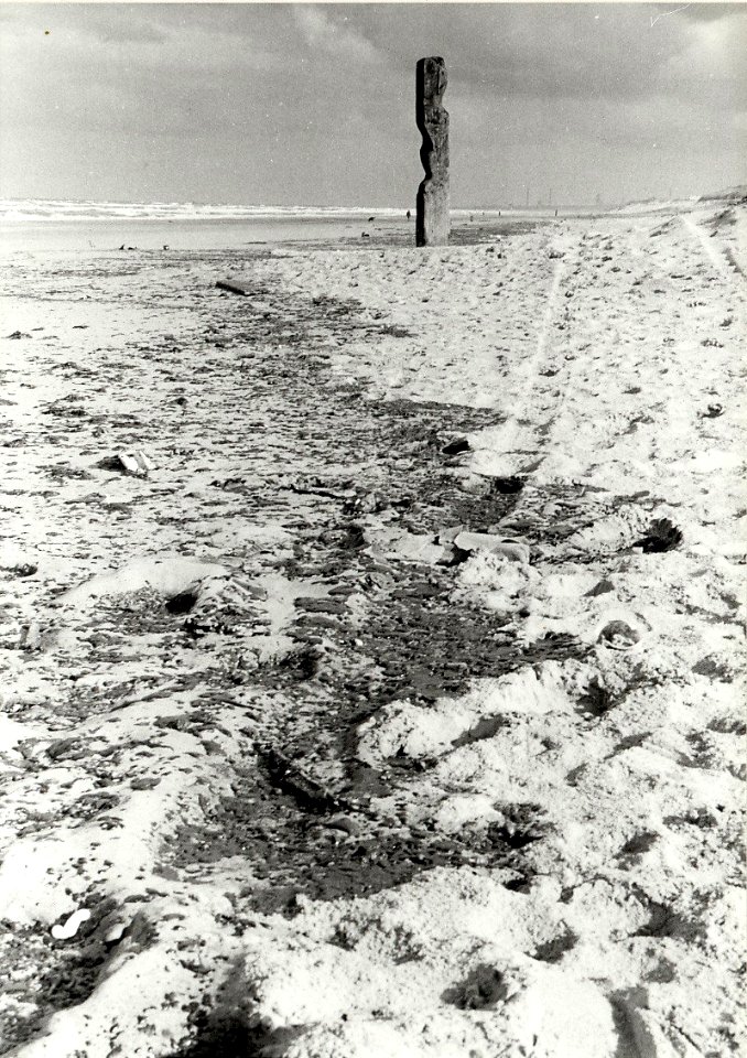 Vervuiling op het strand, aangespoelde olie. Aangekocht in 1976 van fotograaf C. de Boer. Identificatienummer 54-009638, NL-HlmNHA 1478 25900 K 38