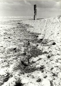 Vervuiling op het strand, aangespoelde olie. Aangekocht in 1976 van fotograaf C. de Boer. Identificatienummer 54-009638, NL-HlmNHA 1478 25900 K 38