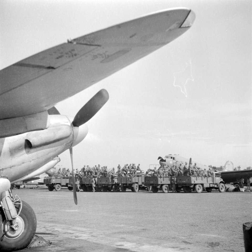 Vervoer van de uit Malakka aangekomen militairen van Batavia naar Bandoeng, Bestanddeelnr 255-6809