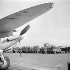 Vervoer van de uit Malakka aangekomen militairen van Batavia naar Bandoeng, Bestanddeelnr 255-6809