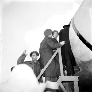 Vertrek van een Nederlandse delegatie met de Skymaster (DC-4, 313) van de Nederl, Bestanddeelnr 255-9412