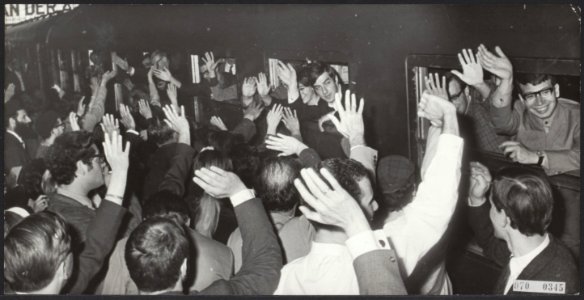 VERTREKKEN, treinen, vrijwilligers, Centraal Station, Zesdaagse Oorlog, Bestanddeelnr 070-0345
