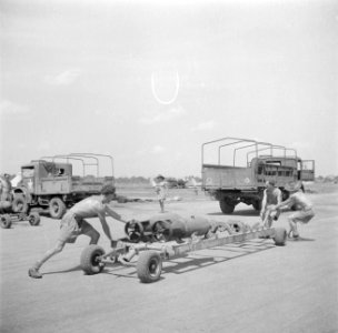 Vervoer van vliegtuigbommen op het vliegveld Kemajoran, Bestanddeelnr 255-6813