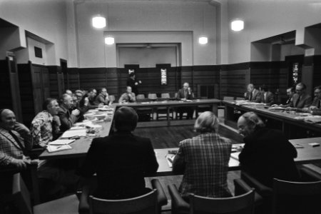 Vervoersbonden onderhandelen over CAO in Rotterdam overzicht tijdens de onderha, Bestanddeelnr 929-0418
