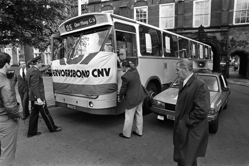 Vervoersbond CNV legt met bussen een blokkade rond het Binnenhof tegen een salar, Bestanddeelnr 932-7278