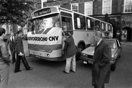 Vervoersbond CNV legt met bussen een blokkade rond het Binnenhof tegen een salar, Bestanddeelnr 932-7278