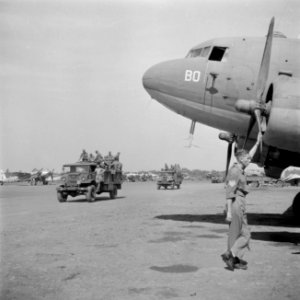 Vervoer in vrachtauto's van de uit Malakka aangekomen militairen naar het vliegv, Bestanddeelnr 255-6812