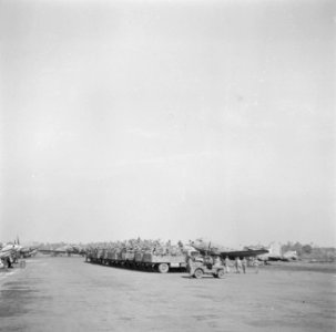 Vervoer in vrachtauto's van de uit Malakka aangekomen militairen naar het vliegv, Bestanddeelnr 255-6811