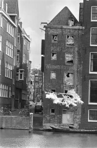 Vervallen huis in Amsterdam wordt overwoekerd met spinrag kunstuiting, Bestanddeelnr 933-0461