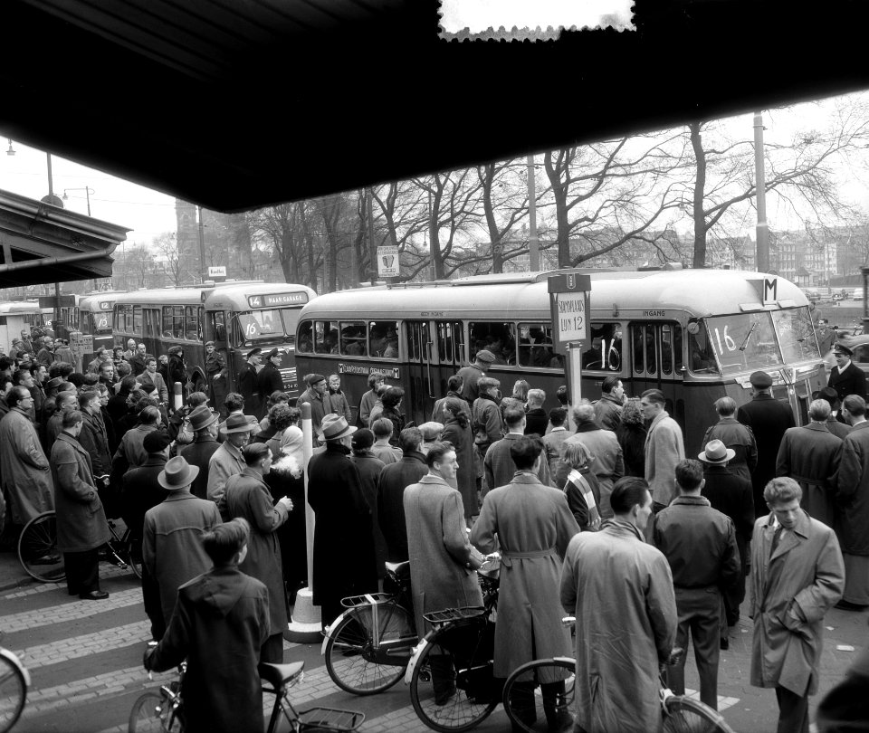 Vervoer voetbalbezoekers CS naar stadion autobussen met soldaten aan het stuur, Bestanddeelnr 907-0523