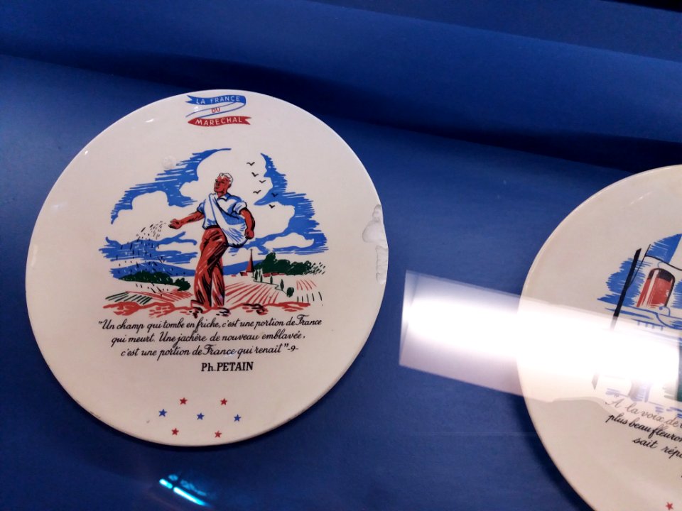 Vichy - Il était une fois la Reine des villes d'eaux - Assiette en porcelaine avec une maxime du maréchal Pétain (1941)