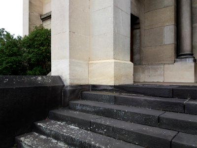 Vichy - Chapelle de l'hôpital, escalier principal en pierre volcanique