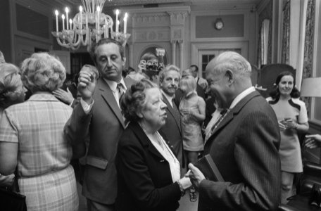 Vertrekkend PvdA-Kamerlid Nederhorst wordt gefeliciteerd door het eveneens vertr, Bestanddeelnr 924-5318