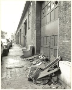 Vervallen bedrijfspanden van de transportfirma van Gend & Loos aan de Rozenstraat. NL-HlmNHA 54023343