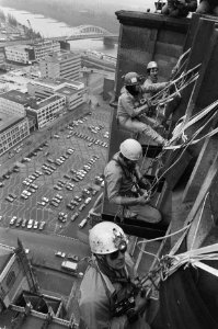 Vier Belgische alpinisten beklimmen toren Grote of Eusebiuskerk in Arnhem om te , Bestanddeelnr 934-2034